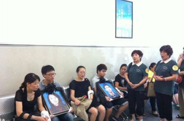 11年前,温州动车事故中失去父母幸存下来的小伊伊,如今怎么样了