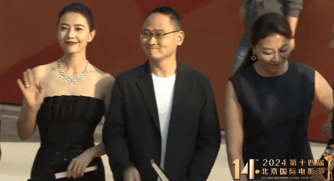 高圆圆眼波流转，顾盼生辉，一代佳人