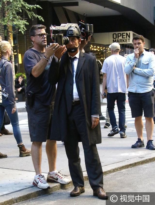 52岁克里夫·欧文街头拍戏帅气依旧 头戴巨型机器造型拉风引围观