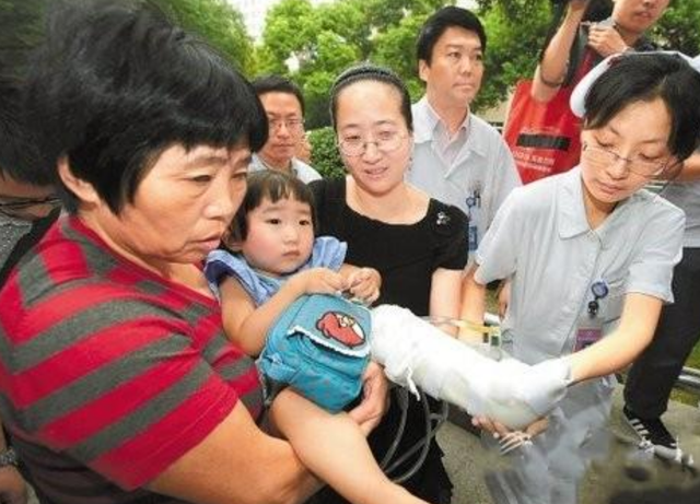 11年前,温州动车事故中失去父母幸存下来的小伊伊,如今怎么样了