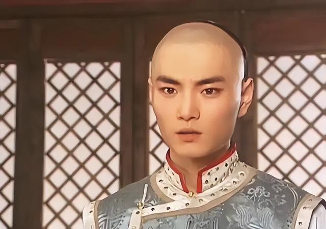 明明是同母三兄弟，多尔衮为何要亲近弟弟多铎，打压哥哥阿济格？