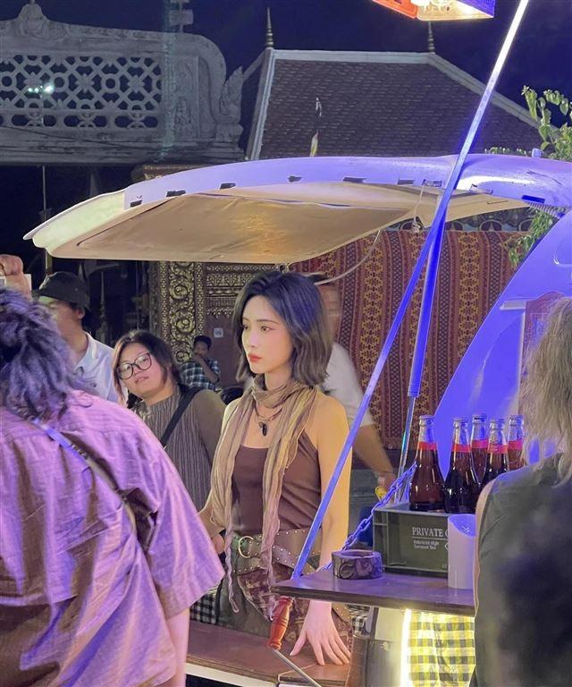 孟子义在柬埔寨拍戏被偶遇，穿吊带身材火辣，五官精致美翻天