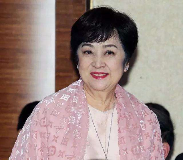 67岁成龙现身厦门搬运口罩!身材健壮精神好,撸起袖子干活显轻松