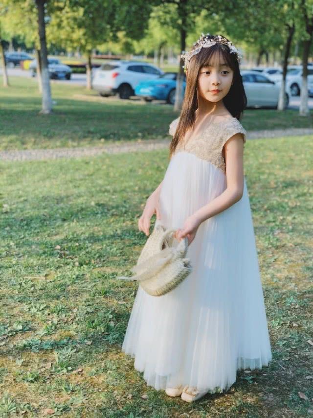 冯雪雅晒近照美得像个小天使，小姜生长大了美少女感十足