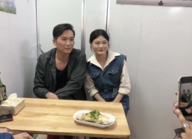 54岁邹兆龙内地拍戏，与女友人到小店吃肠粉接地气，妻儿定居国外