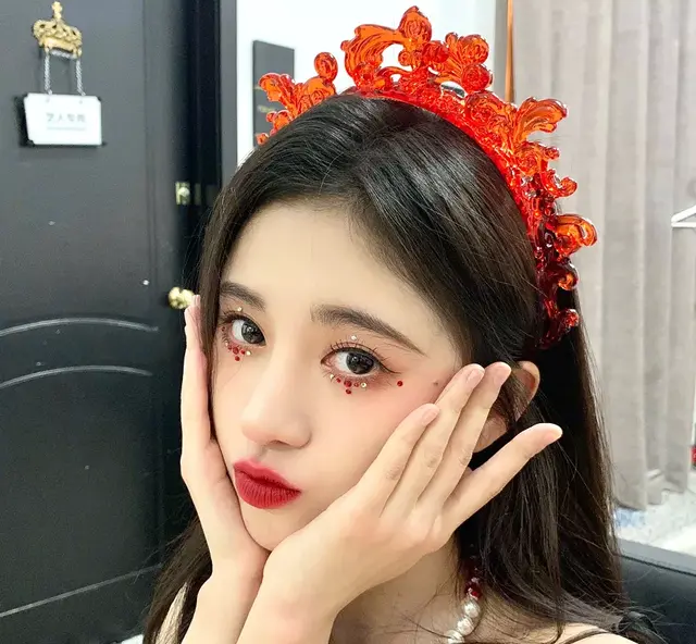 鞠婧祎罕见旧照曝光，面目扁平发量少被队友艳压，三人变化有点大