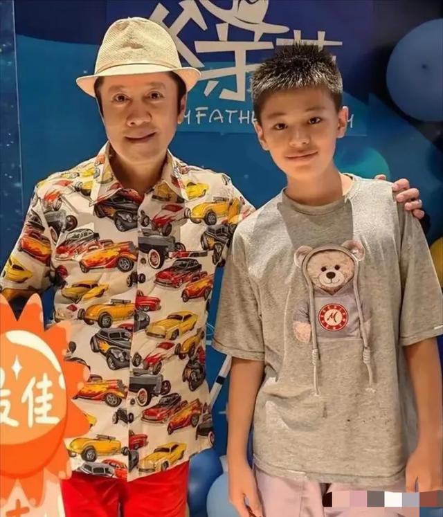 蔡国庆的两个儿子个个英俊，大儿子已经13岁，身高迅速接近父亲
