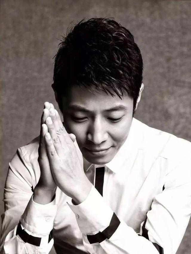 撒贝宁曾抱着妈妈痛哭，因忙碌忘记约定，让妈妈点蜡烛吃泡面？