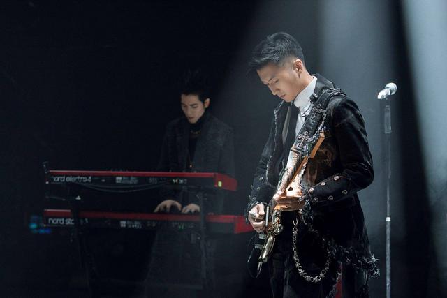 谢霆锋身家遭台媒大起底，坐拥10亿财产，却疑因王菲遭儿子埋怨？