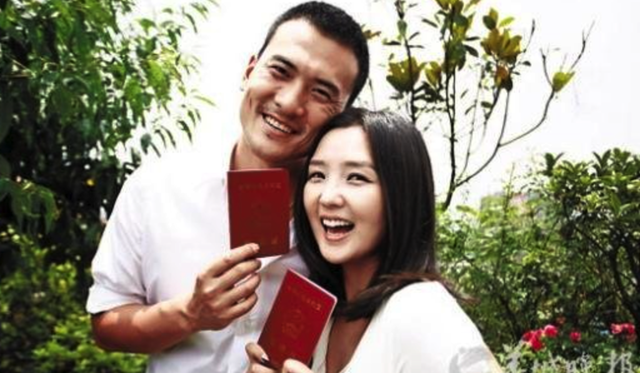 34岁何洁晒仨娃，孩子衣服凌乱像没人管，直播哭诉养不起？