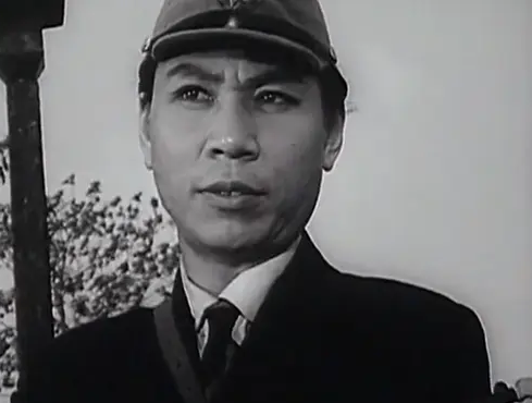 刘少奇特型演员郭法曾偶遇刘平平，请她抽烟，刘接过：我听我爸的