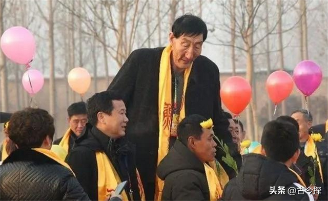 中国巨人鲍喜顺，晚年爱妻不顾生死为他诞下一子，爱情最初模样