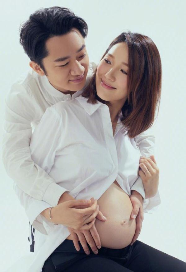 李亚男挺着孕肚拍摄写真照，王祖蓝低头亲吻肚子，展现完美侧颜杀