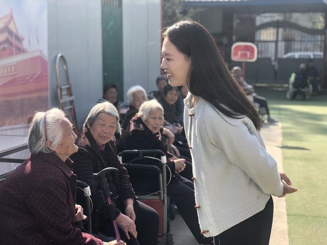 你的样子丨“00后”小姑娘在养老院“大当家”，Hold住吗？