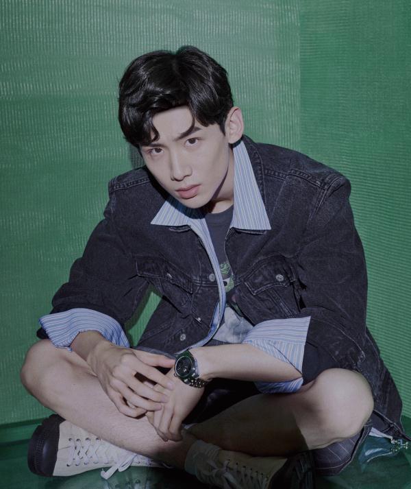 白敬亭时尚大片，化身为酷男孩花式玩转大绿球，帅出新高度