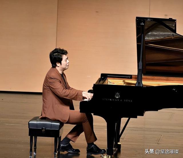 结婚3年后，回头再看郎朗和吉娜的处境，善恶报应都应验了