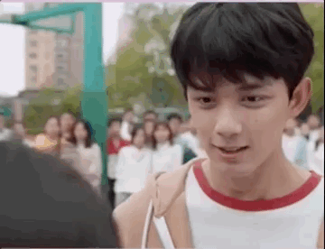 怪不得电视剧只拍上半身！踩“高跷”、垫箱子，看了花絮太尴尬