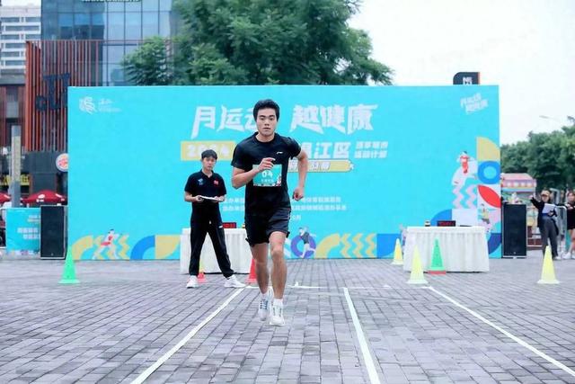 燃烧卡路里！温江街头上演“体能大挑战”