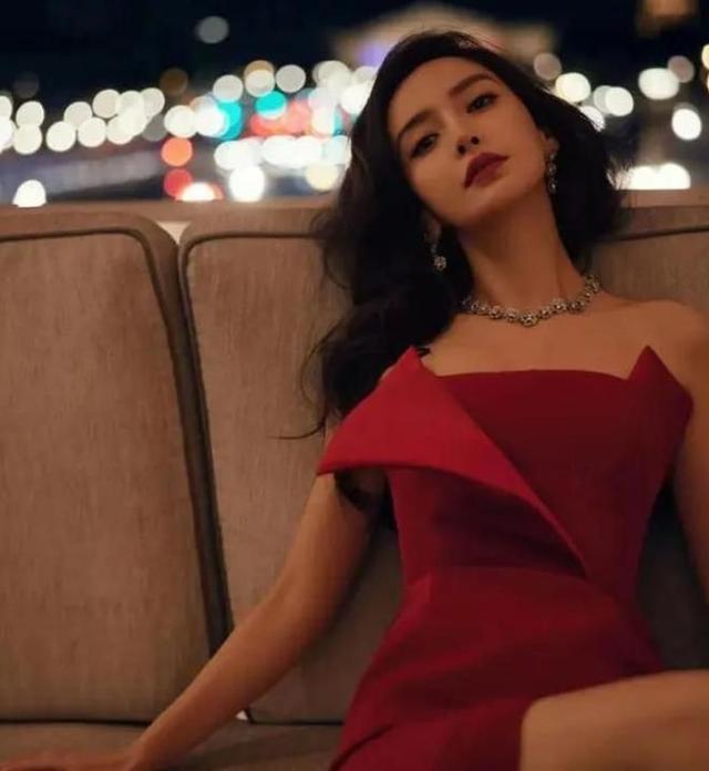 杨颖父亲国籍被扒，港媒称疯马秀事件违反了演艺规定