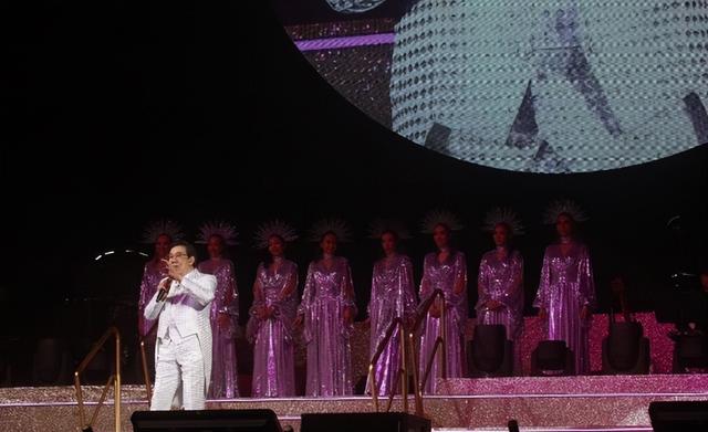 90岁胡枫开演唱会阵仗大！张学友下跪磕头感谢，罗兰助唱打扮隆重