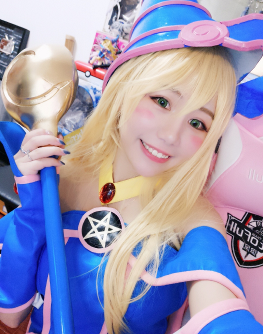 原来喵老师也cos过黑魔导女孩，小时候看动画，最喜欢这个角色了