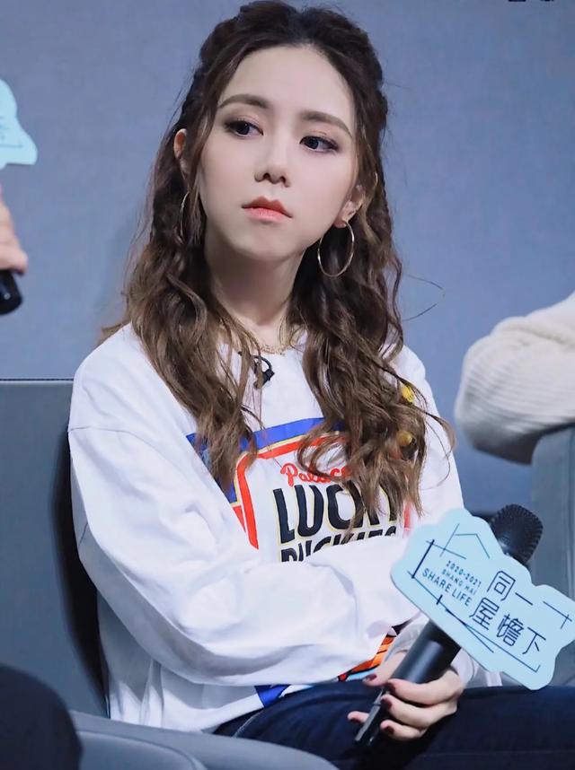 我去！33岁邓紫棋素颜照曝光，差点没认出，网友：还以为是昆凌