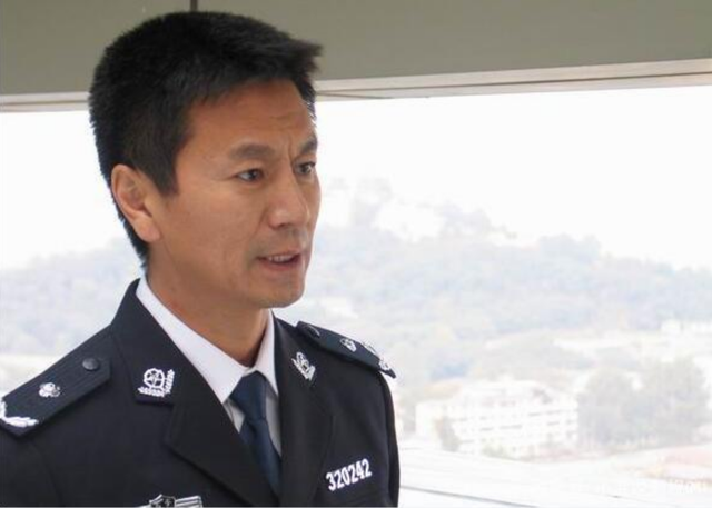 著名演员吴若甫：当红时被绑架，44岁娶22岁妻子，如今怎么样了？