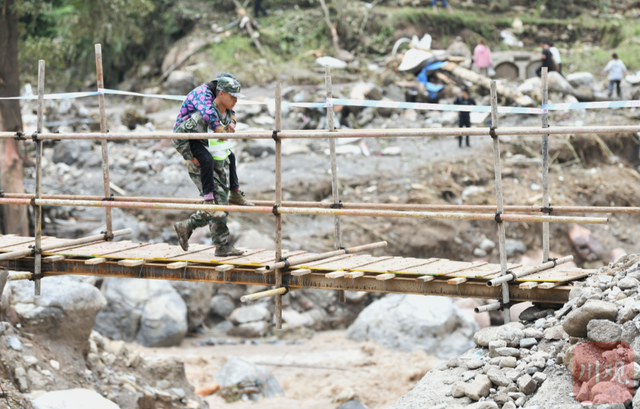 雅安汉源新华村大转移，救援人员在烂泥坡上搭起“人形阶梯”，现场直击