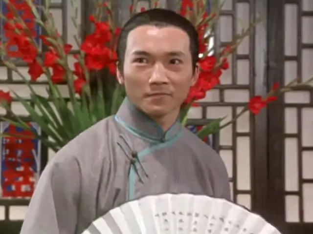 54岁邹兆龙内地拍戏，与女友人到小店吃肠粉接地气，妻儿定居国外