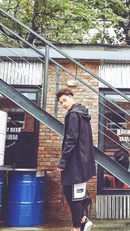 孟瑞自带贵族气质，阳光帅气迷人十足。演技精湛，才华横溢！