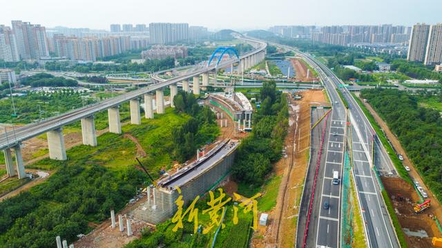 济莱高铁历城站东侧在建高架匝道,跨越邢村立交和高速路,直通经十路