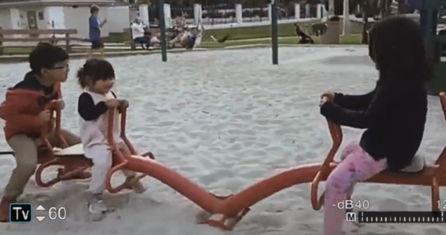 34岁何洁晒仨娃，孩子衣服凌乱像没人管，直播哭诉养不起？