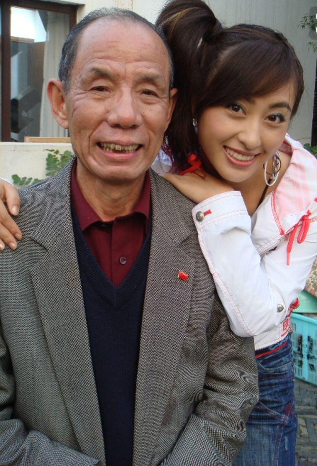 一生饰演配角、丑角，高俅形象堪称经典，老戏骨内心善良德艺双馨