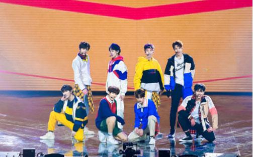 《以团之名》首次公演 赵品霖班级遗憾落后