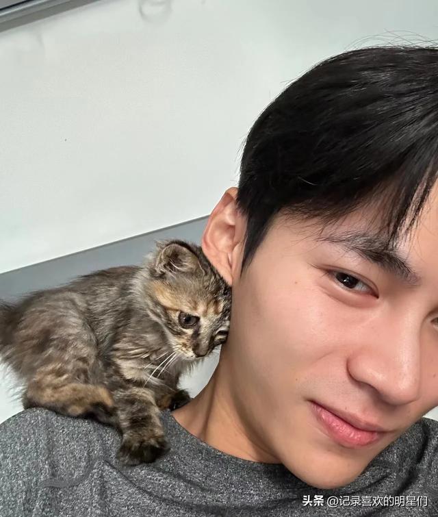 来看看阳光帅气迷人十足的舞蹈演员：秦天的精彩瞬间！