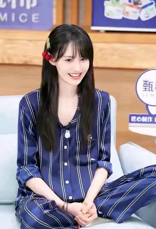 2.99亿债务下的挣扎:郑爽代孕复出后的迷局