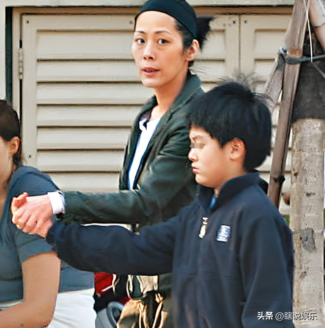 曾是“歌坛天后”，跟“活佛”生下孩子，现今露宿街头没钱住酒店