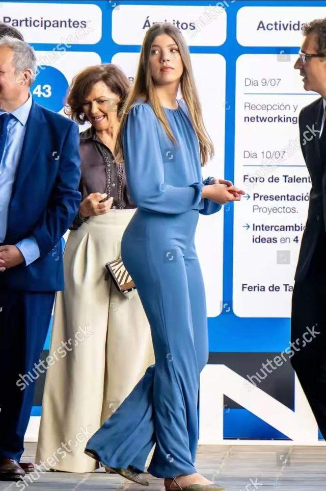 长腿美少女！17岁的索菲亚公主，这身材很欧美，衣品直逼母亲莱后