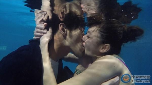 水吻超激版！林逸欣四脚交缠黄腾浩　大尺度火辣辣