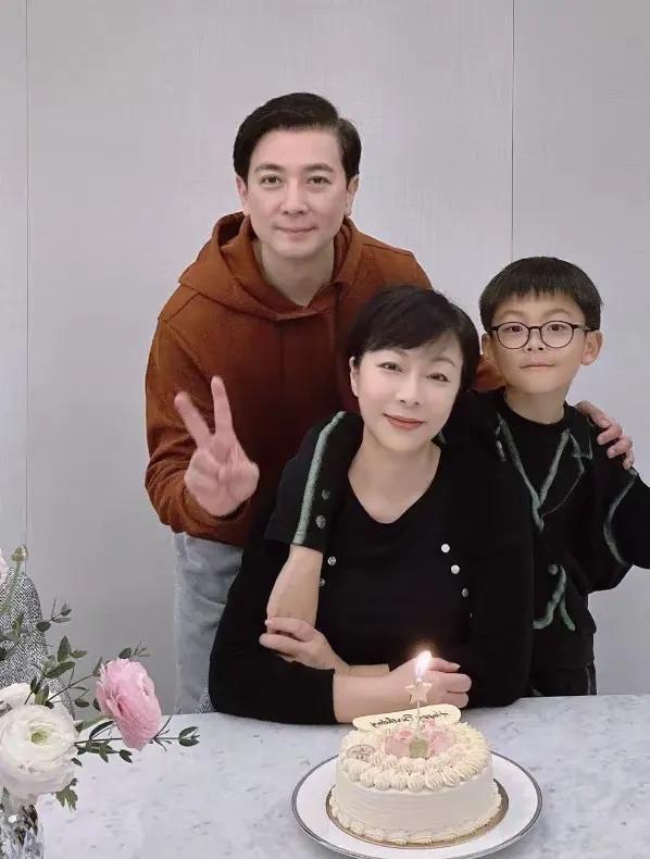 保剑锋一家安徽农村过大年，初二游灯乐融融，妻子何珈好显年轻