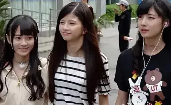 鞠婧祎罕见旧照曝光，面目扁平发量少被队友艳压，三人变化有点大