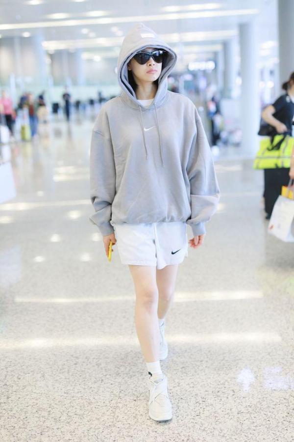 宋茜这次真的要走“男友”路线了!短裤运动鞋穿起,像个帅小伙