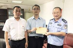 掀裙子(男子光天化日当街接连掀了几个女孩的裙子，却不料身后……)