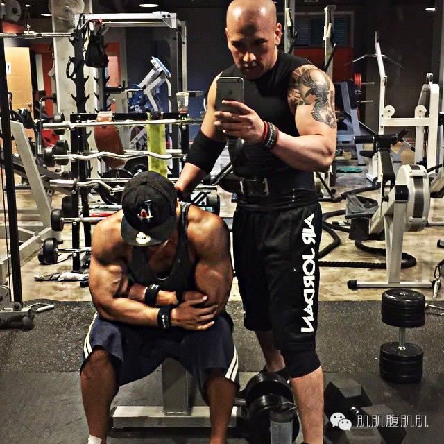 讨人喜欢｜金钟国的肌肉原来都是挨打打出来的