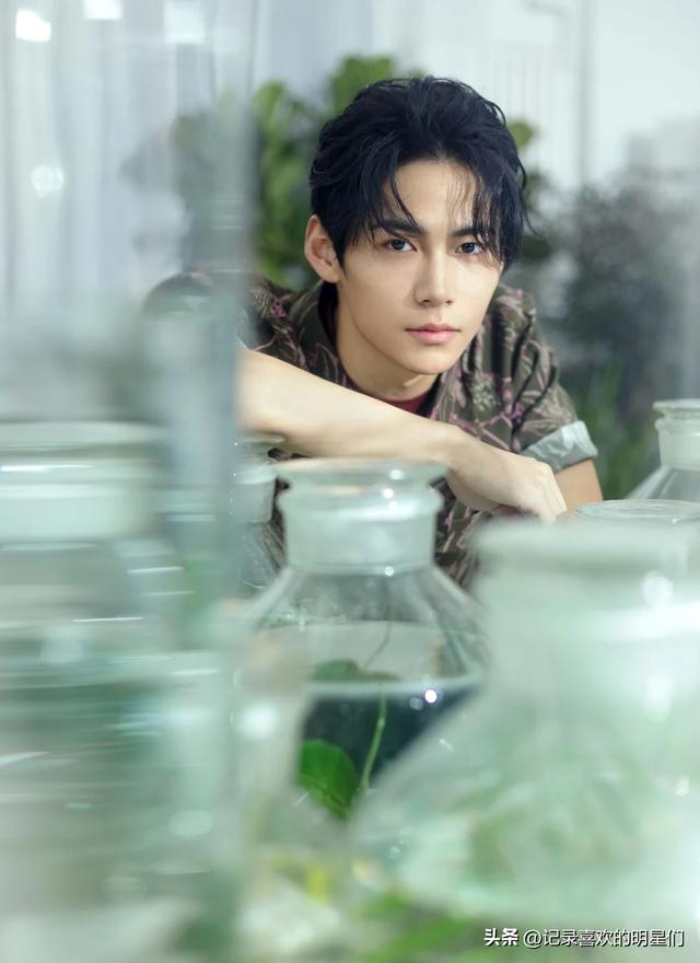 来看看阳光帅气迷人十足的舞蹈演员：秦天的精彩瞬间！