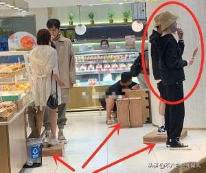 邝露扮演者(怪不得电视剧只拍上半身踩“高跷”、垫箱子，看了花絮太尴尬)