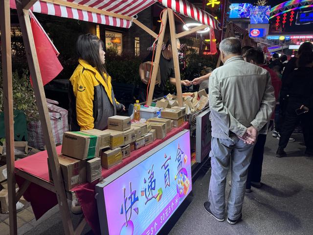 品美食、看表演、做手工……通州月亮河艺术小镇国庆夜市火热