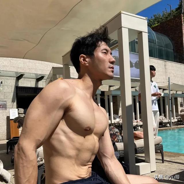 人夫感十足的韩国肌肉大叔，健美身材和成熟气质尽显魅力