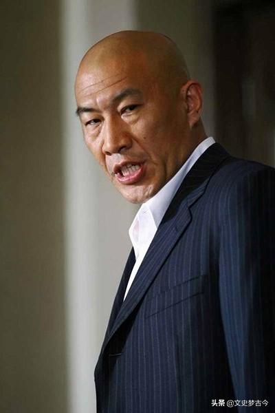 战狼：龙小云25岁已是正团级中校？吴京没把军衔搞明白，闹了乌龙