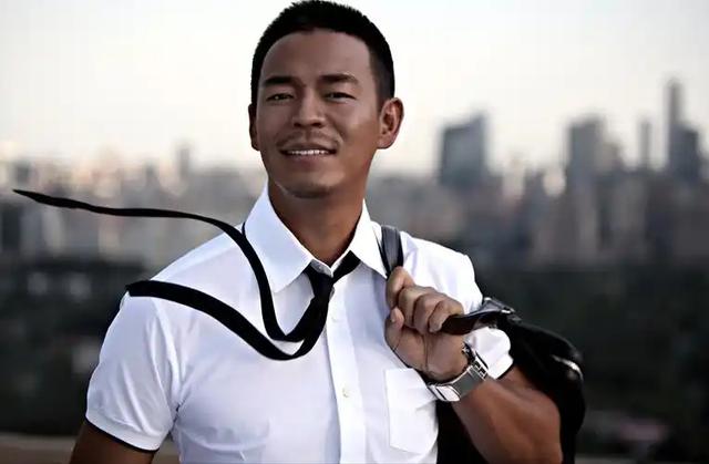 孙浩：26岁上春晚爆红，得罪杨坤20年不敢说话，56岁仍不婚不育